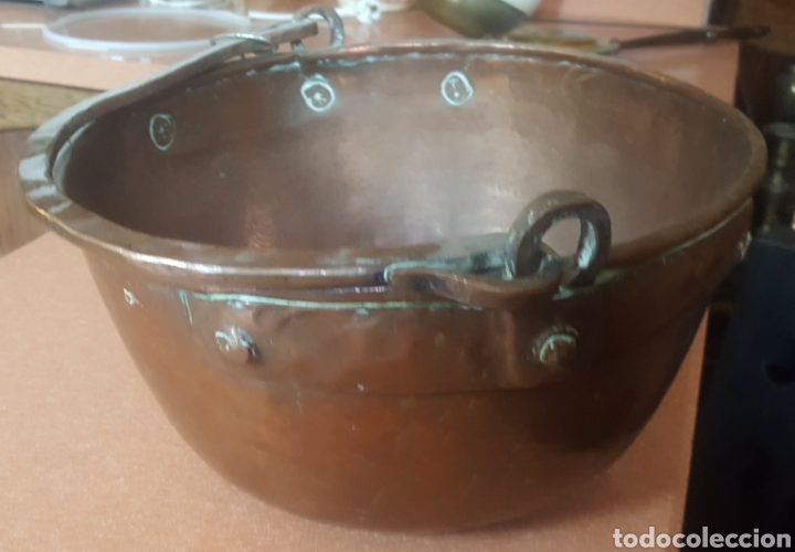 Antig&uuml;edades: Caldero antiguo de cobre macizo con detalles ornamentales