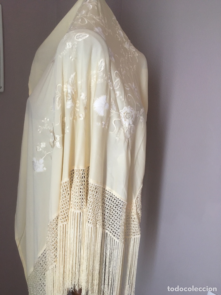 Antiquit&eacute;s: MANTON TRIANGULAR BEIG BORDADO A MANO 180 CTM POR SU PARTE MAS LARGA