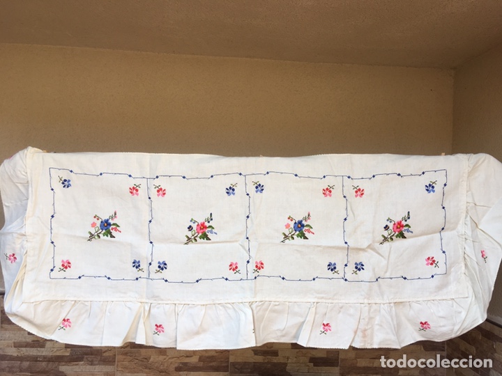 Antig&uuml;edades: COLCHA Y CUBREALMOHADA BORDADA A MANO DE 135 - Foto 6