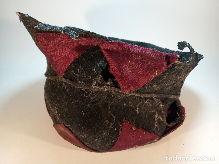 Antiques: Antiguo y raro gorro. Posiblemente religioso. Siglo XIX. Presenta bastante polilla.