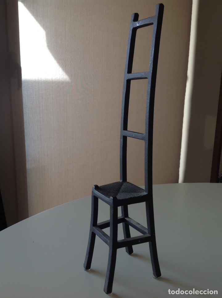 Oggetti Antichi: Escultura en hierro,silla con respaldo alto.