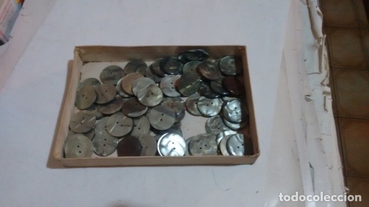 Antig&uuml;edades: BOTONES - LOTE DE 70 - Foto 1