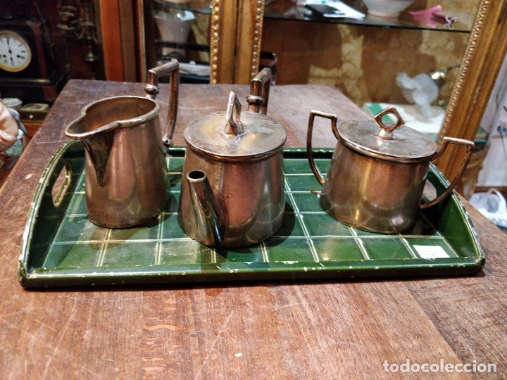 Oggetti Antichi: Bandeja met&aacute;lica con tetera, azucarera y tacita con marca en la base Meneses