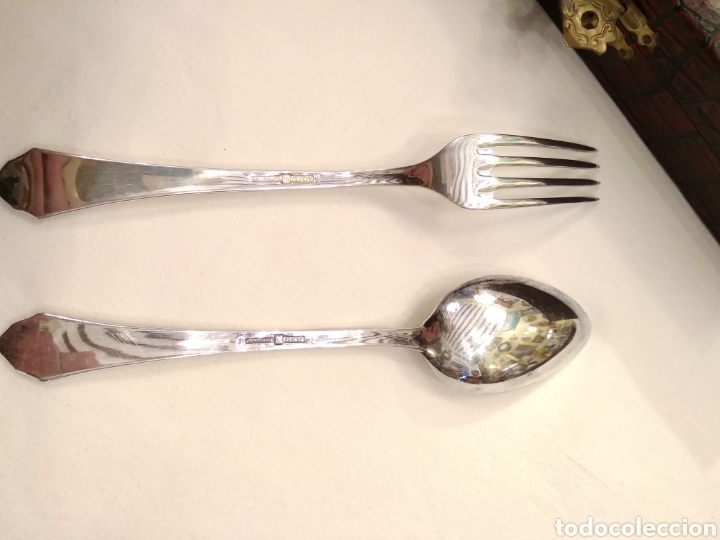 Antig&uuml;edades: Cuchara y tenedor de postre plateado con estuche - Foto 4