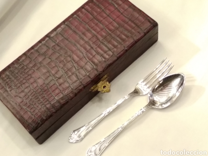 Antig&uuml;edades: Cuchara y tenedor de postre plateado con estuche - Foto 5
