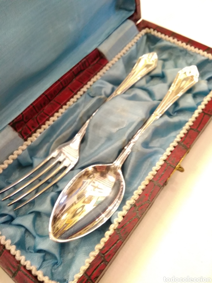 Antig&uuml;edades: Cuchara y tenedor de postre plateado con estuche - Foto 2