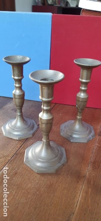 Antig&uuml;edades: 3 candelabros iguales de metal. - Foto 1