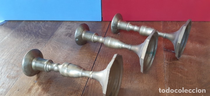 Antig&uuml;edades: 3 candelabros iguales de metal. - Foto 2