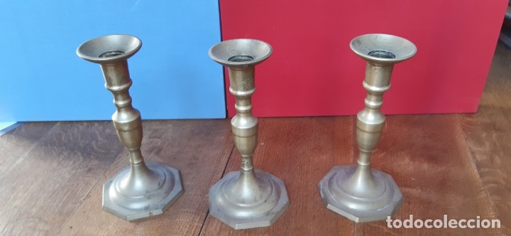 Antig&uuml;edades: 3 candelabros iguales de metal. - Foto 4