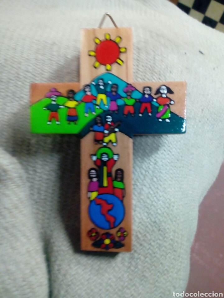 Antig&uuml;edades: Cruz de madera pintada para colgar - Foto 1