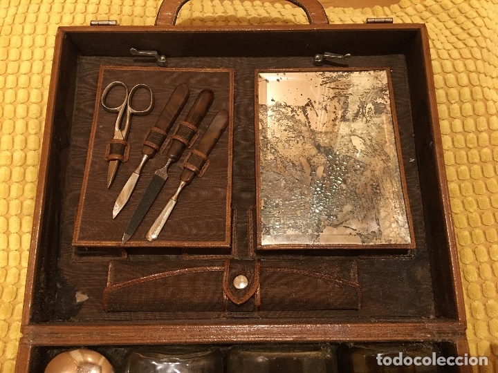 Antig&uuml;edades: Malet&iacute;n de aseo en cuero. - Foto 3