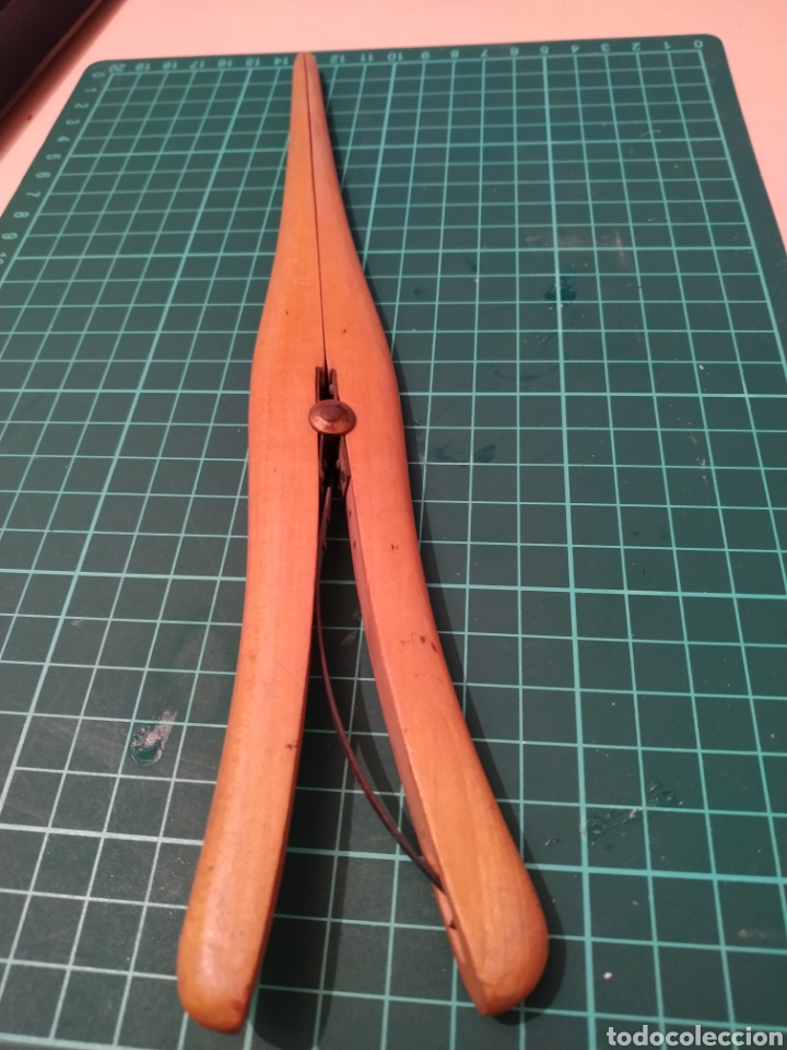 Antig&uuml;edades: Abre guantes madera, pinzas - Foto 1