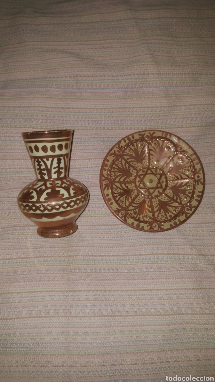Antig&uuml;edades: plato y florero de cer&aacute;mica de reflejos - Foto 1