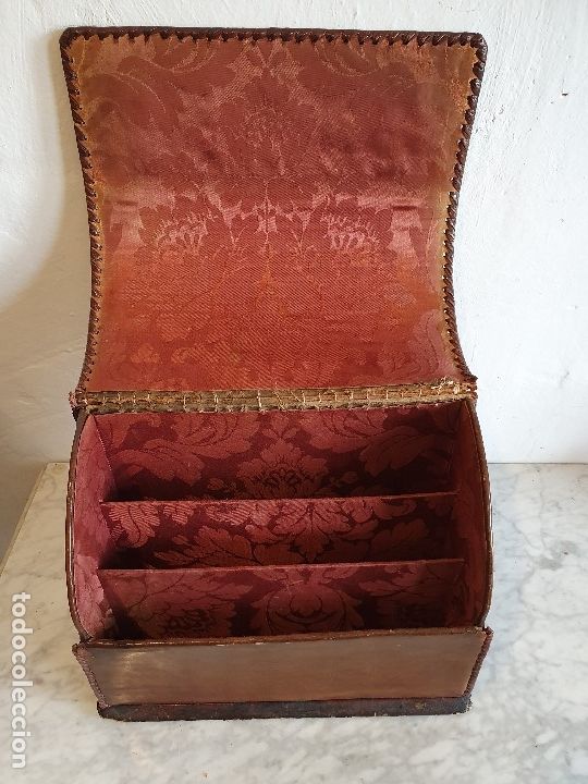 Antig&uuml;edades: GUARDACARTAS EN CUERO REPUJADO - Foto 2
