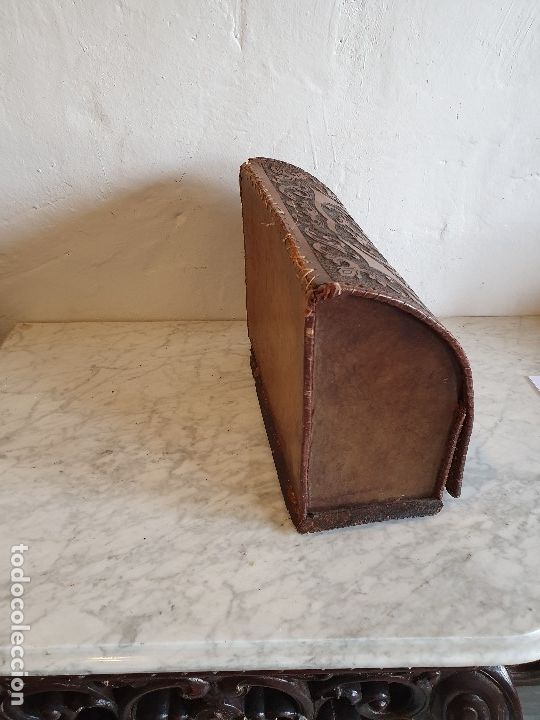 Antig&uuml;edades: GUARDACARTAS EN CUERO REPUJADO - Foto 3