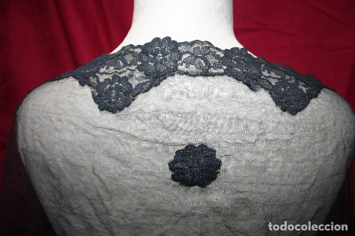 Antig&uuml;edades: ANTIGUA MANTILLA ENCAJE NEGRO,TRIANGULAR , MIDE 115X52 CM - Foto 2