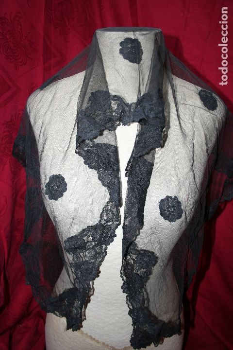 Antig&uuml;edades: ANTIGUA MANTILLA ENCAJE NEGRO,TRIANGULAR , MIDE 115X52 CM - Foto 1