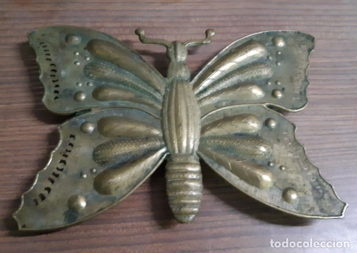Antig&uuml;edades: PROTEGE MANTELES ANTIGUO EN FORMA DE MARIPOSA DE LATON DE 27 X 20 Y 2,5 CMS. DE ALTURA