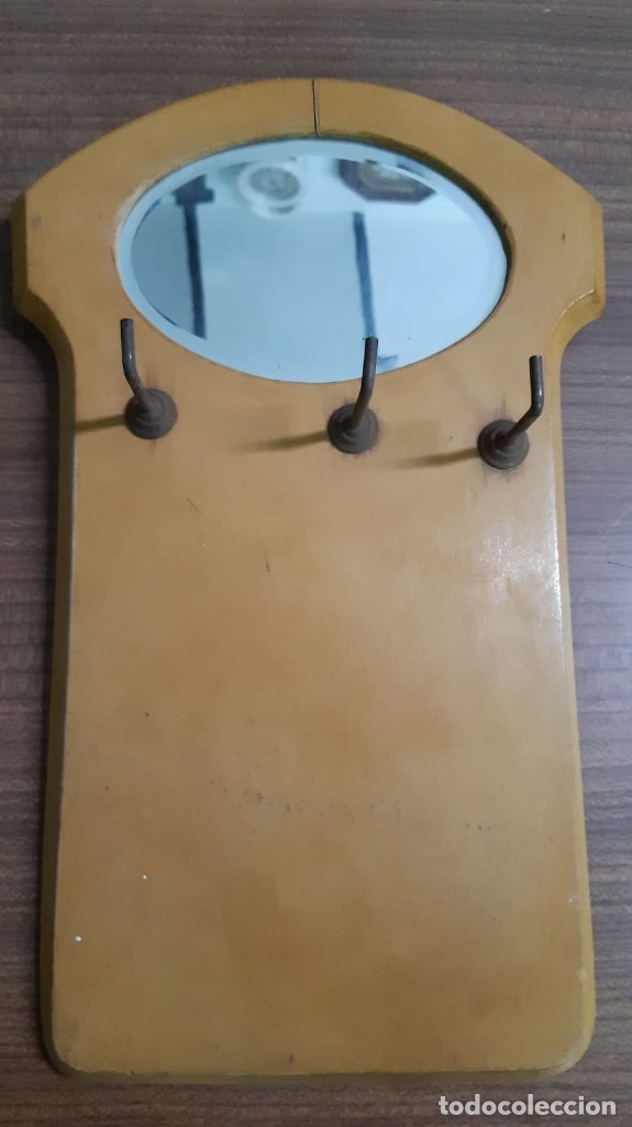Oggetti Antichi: PORTALLAVES ANTIGUO DE MADERA CON CRISTAL BISELADO MEDIDAS: 32 X 20