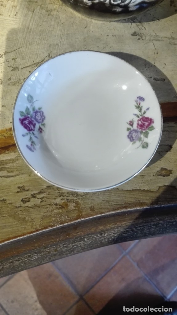 Antig&uuml;edades: Platito de porcelana con flores - Foto 1