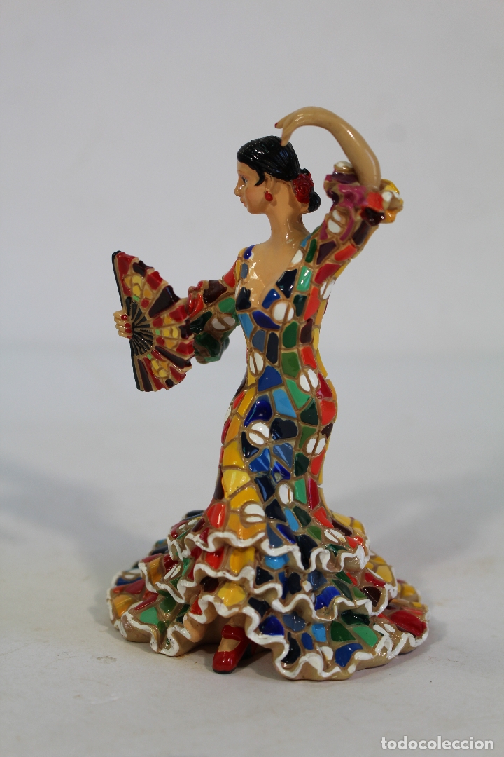 Statuetta Decorativa Figura Donna Bailando Flamenco con Vestito Fucsia Ole Mosaic Figura Fenicottero con Vestito Fucsia con Pois Bianchi e ventaglio 