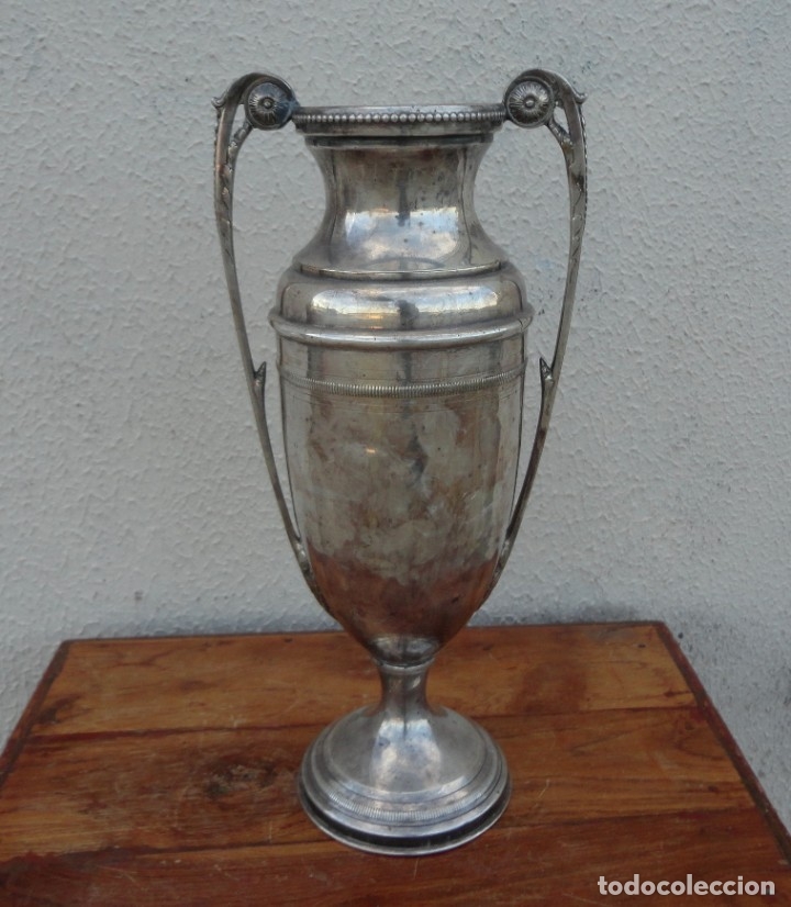 Antig&uuml;edades: Jarron trofeo de metal plateado - Foto 1