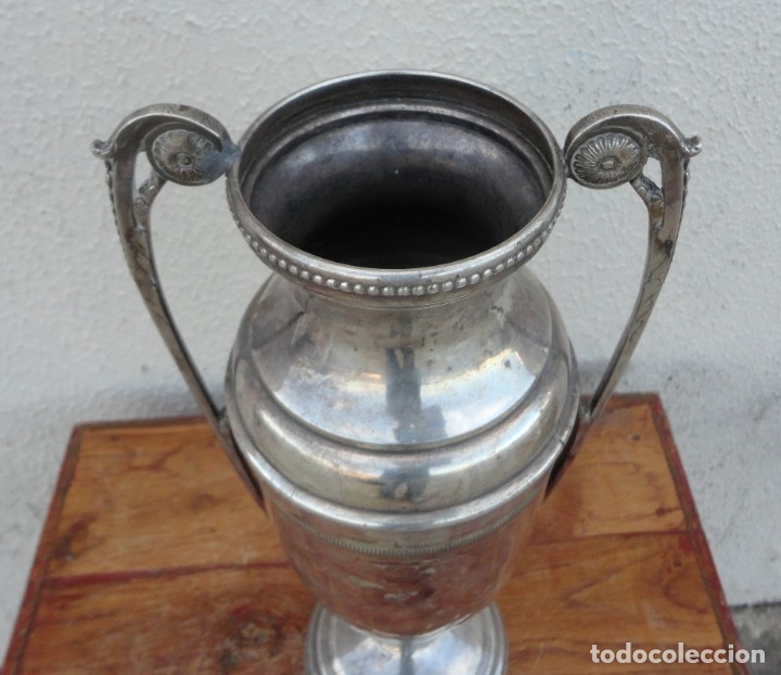 Antig&uuml;edades: Jarron trofeo de metal plateado - Foto 2