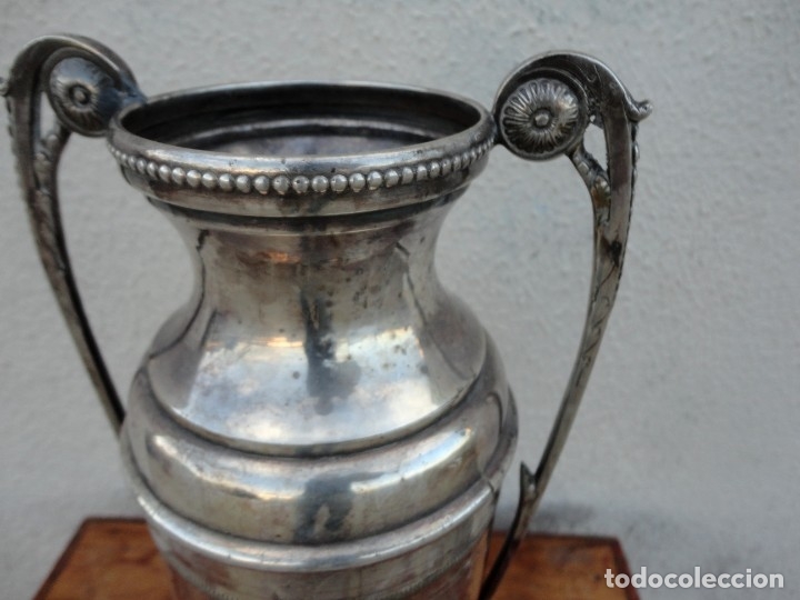 Antig&uuml;edades: Jarron trofeo de metal plateado - Foto 3