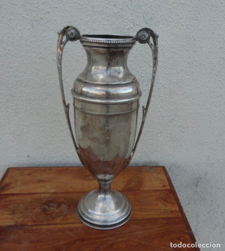 Antig&uuml;edades: Jarron trofeo de metal plateado - Foto 4
