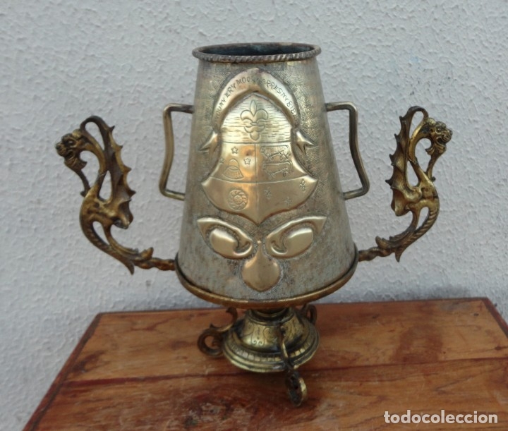 Antig&uuml;edades: Jarra antigua grabada de laton con base en bronce - Foto 1