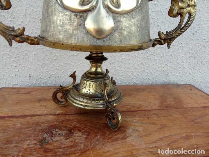 Antig&uuml;edades: Jarra antigua grabada de laton con base en bronce - Foto 2