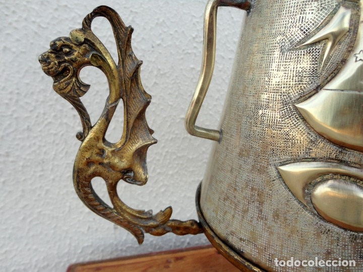 Antig&uuml;edades: Jarra antigua grabada de laton con base en bronce - Foto 3