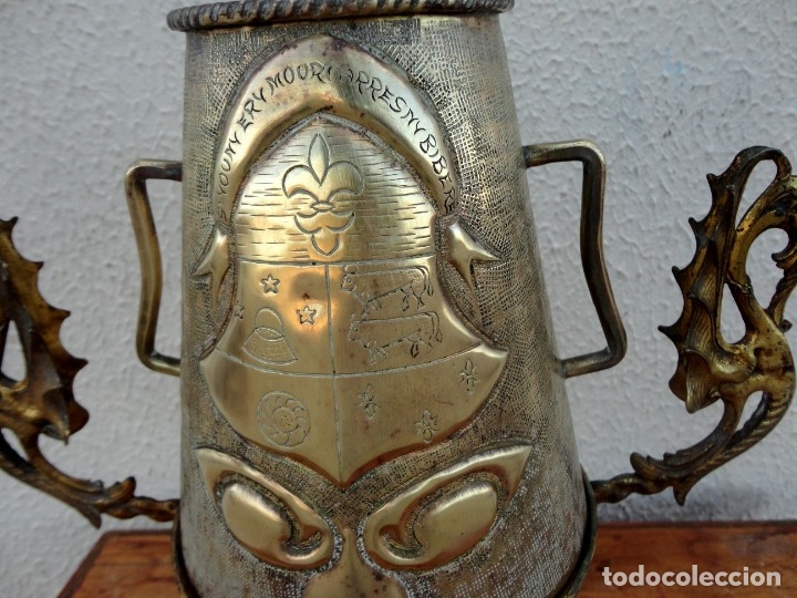 Antig&uuml;edades: Jarra antigua grabada de laton con base en bronce - Foto 6