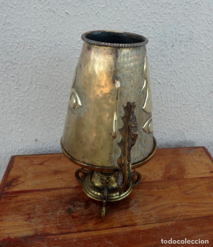 Antig&uuml;edades: Jarra antigua grabada de laton con base en bronce - Foto 8