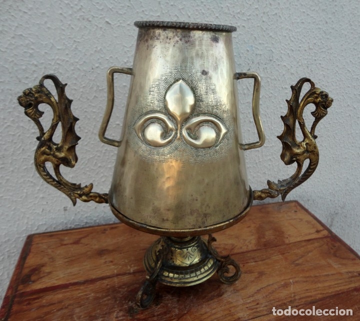 Antig&uuml;edades: Jarra antigua grabada de laton con base en bronce - Foto 9
