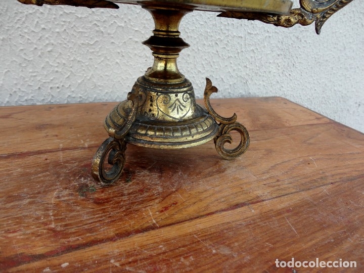 Antig&uuml;edades: Jarra antigua grabada de laton con base en bronce - Foto 10