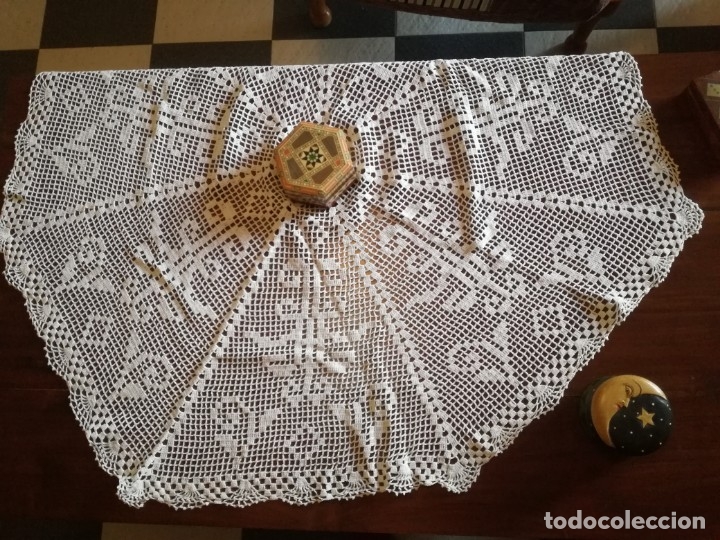 Antig&uuml;edades: BONITO TAPETE DE GANCHILLO DE HILO BLANCO. - Foto 1