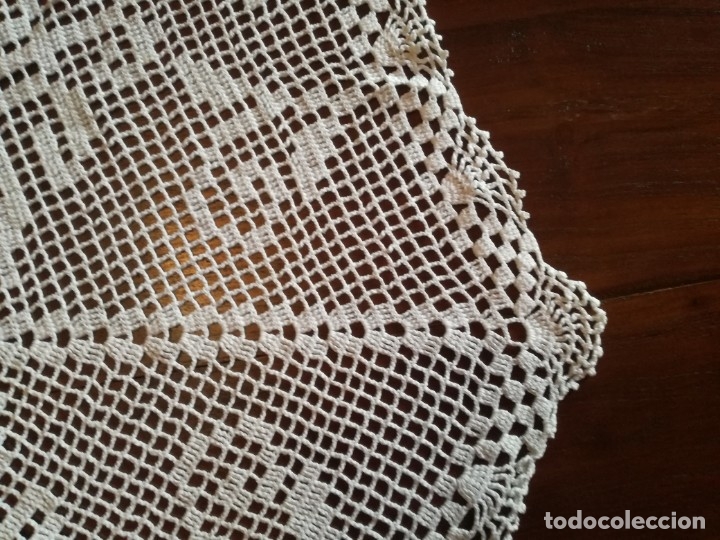 Antig&uuml;edades: BONITO TAPETE DE GANCHILLO DE HILO BLANCO. - Foto 2
