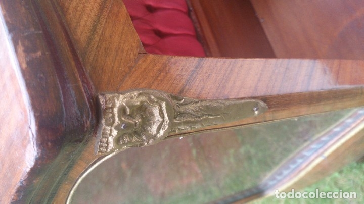 Antig&uuml;edades: Vitrina madera y bronce 70X 53x28 ctms - Foto 3