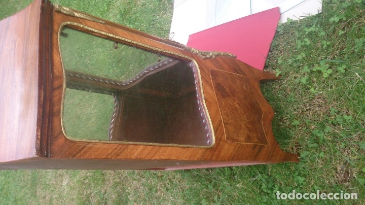 Antig&uuml;edades: Vitrina madera y bronce 70X 53x28 ctms - Foto 5