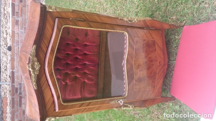 Antig&uuml;edades: Vitrina madera y bronce 70X 53x28 ctms - Foto 8