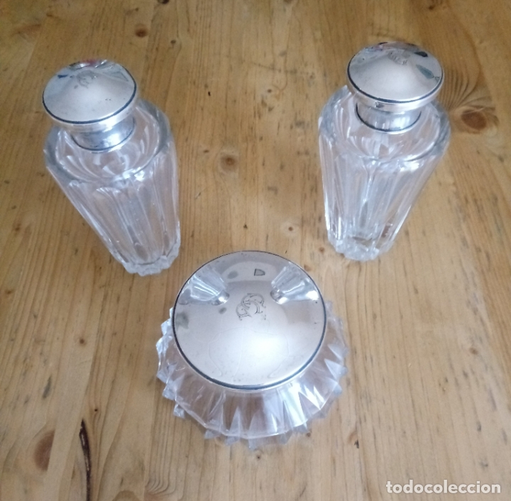 JUEGO DE TOCADOR DE TRES PIEZAS DE CRISTAL TALLADO