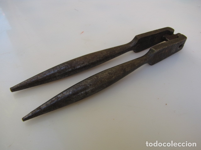 Antig&uuml;edades: Cascanueces de forja. S. XIX - Foto 1