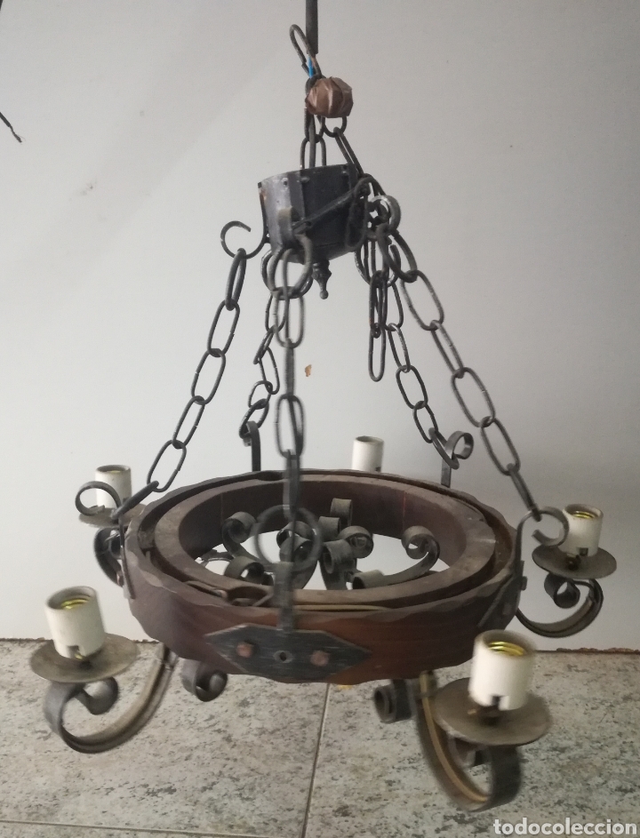 Antig&uuml;edades: Gran l&aacute;mpara en forja y madera - Foto 3