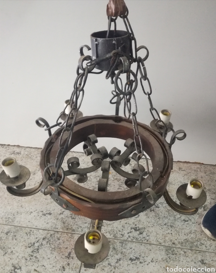 Antig&uuml;edades: Gran l&aacute;mpara en forja y madera - Foto 2