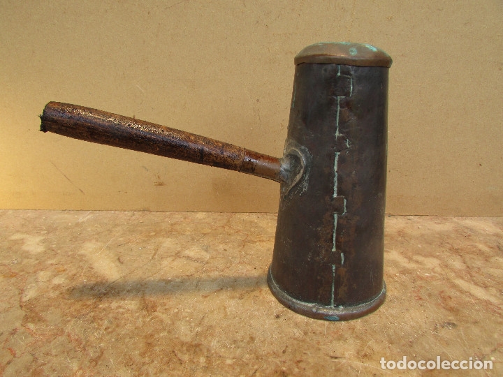 Antig&uuml;edades: Chocolatera antigua en cobre. Cazo con tapa. Agarre de madera