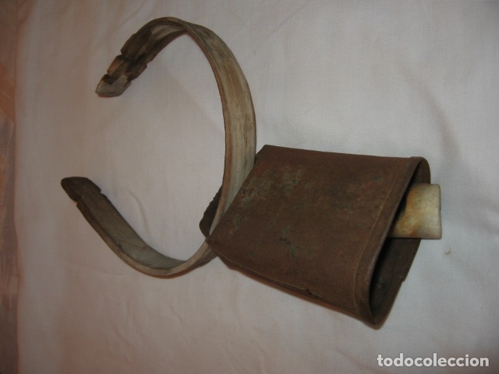 Antig&uuml;edades: Antiguo cencerro con collar de madera - Foto 1