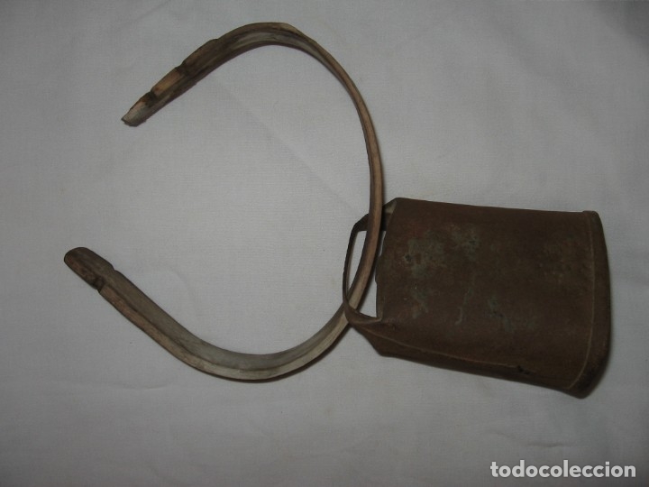 Antig&uuml;edades: Antiguo cencerro con collar de madera - Foto 2
