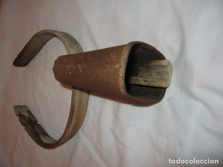 Antig&uuml;edades: Antiguo cencerro con collar de madera - Foto 3