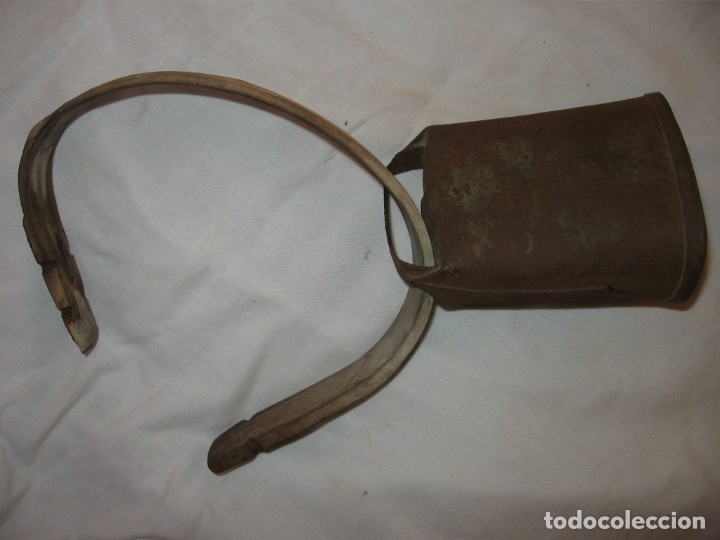 Antig&uuml;edades: Antiguo cencerro con collar de madera - Foto 7